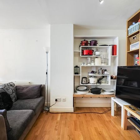 Vibrant Clapham Double Bedroom London Exteriör bild